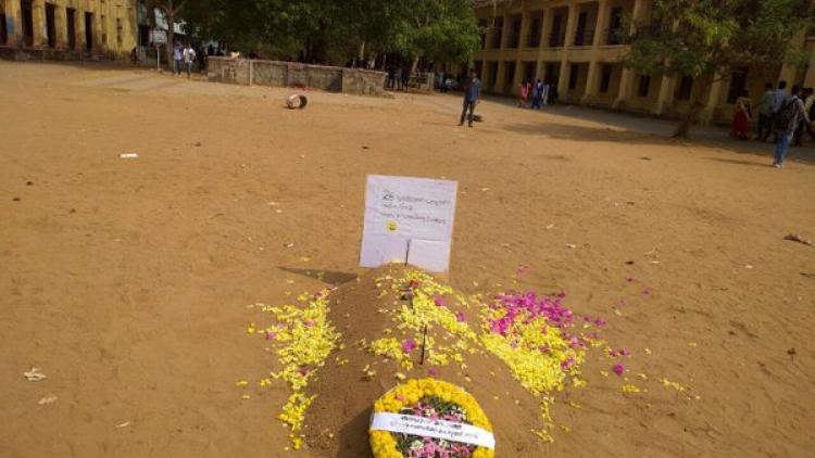 ಕೇರಳ: ಪ್ರಿನ್ಸಿಪಾಲ್‌ಗೆ ಅಣಕು ಶವಕುಠೀರ ನಿರ್ಮಿಸಿ ಅವಹೇಳನ ನಡೆಸಿದ ನಾಲ್ವರು ಎಸ್‌ಎಫ್‌ಐ ಕಾರ್ಯಕರ್ತರ ಬಂಧನ,ಬಿಡುಗಡೆ